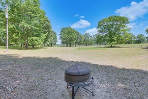Charming Lawley Cottage: Deck, Fire Pit & Yard!