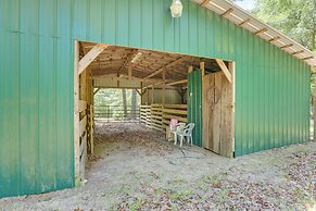Charming Lawley Cottage: Deck, Fire Pit & Yard!
