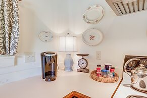 Charming Lawley Cottage: Deck, Fire Pit & Yard!