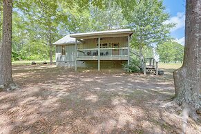 Charming Lawley Cottage: Deck, Fire Pit & Yard!