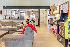 Hike & Golf: Family Home w/ Balcony in Pinetop!