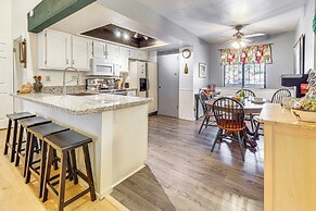 Hike & Golf: Family Home w/ Balcony in Pinetop!