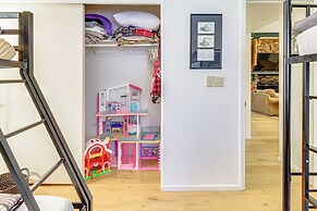 Hike & Golf: Family Home w/ Balcony in Pinetop!