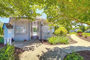 Bright Townhome w/ Pool Access: Near Bethany Beach