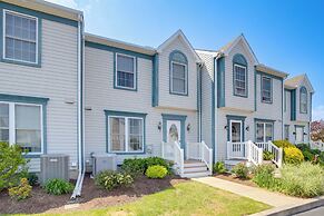 Bright Townhome w/ Pool Access: Near Bethany Beach