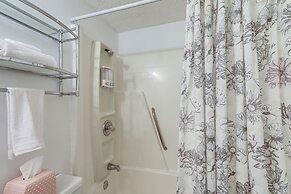 Overlooking Ski Slopes: Sugar Mountain Condo!