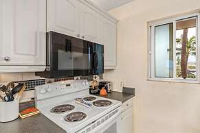 Menehune Shores, #517 1 Bedroom Condo by RedAwning