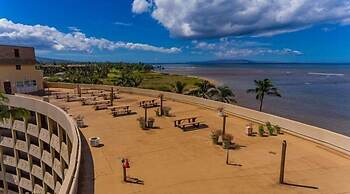 Menehune Shores, #517 1 Bedroom Condo by RedAwning