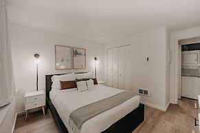 64sw - Pets Ok - Wood Stove - Sleeps 4 1 Bedroom Condo by RedAwning