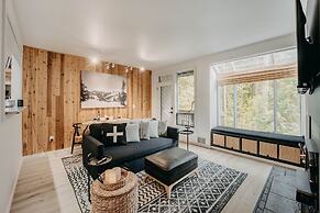 64sw - Pets Ok - Wood Stove - Sleeps 4 1 Bedroom Condo by RedAwning