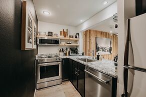 64sw - Pets Ok - Wood Stove - Sleeps 4 1 Bedroom Condo by RedAwning