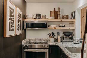 64sw - Pets Ok - Wood Stove - Sleeps 4 1 Bedroom Condo by RedAwning