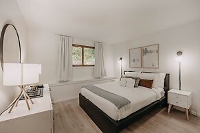 64sw - Pets Ok - Wood Stove - Sleeps 4 1 Bedroom Condo by RedAwning