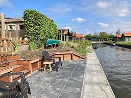 4 Pers House Cecil With own Fishing Spot on a Dutch Chanel