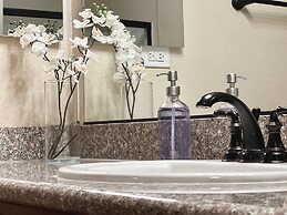 Relaxing 2-br Apt With Pool Hot Tub Gym