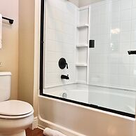 Relaxing 2-br Apt With Pool Hot Tub Gym