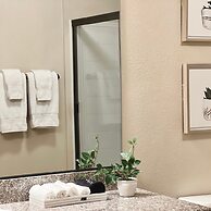 Relaxing 2-br Apt With Pool Hot Tub Gym