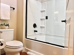 Relaxing 2-br Apt With Pool Hot Tub Gym