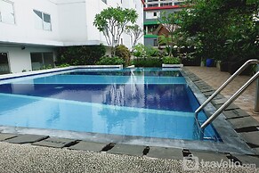 Comfy And Homey 2Br At Bassura City Apartment