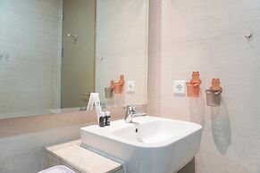 Serene And Best Location 2Br Gold Coast Apartment