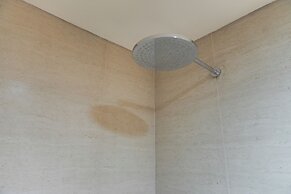 Serene And Best Location 2Br Gold Coast Apartment