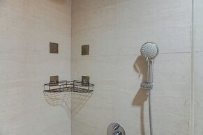 Serene And Best Location 2Br Gold Coast Apartment