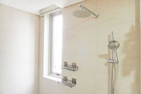 Serene And Best Location 2Br Gold Coast Apartment