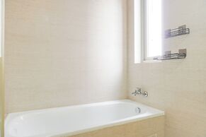 Serene And Best Location 2Br Gold Coast Apartment