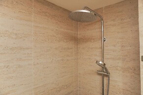 Modern Look And Comfy 2Br Gold Coast Apartment