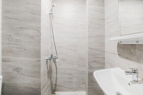 Homey And Cozy Living Studio At Collins Boulevard Apartment