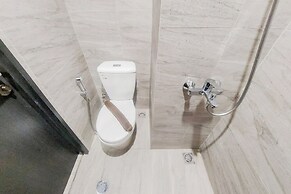 Homey And Cozy Living Studio At Collins Boulevard Apartment