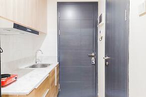 Homey And Cozy Living Studio At Collins Boulevard Apartment