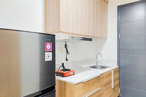 Homey And Cozy Living Studio At Collins Boulevard Apartment