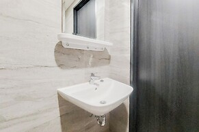 Homey And Cozy Living Studio At Collins Boulevard Apartment