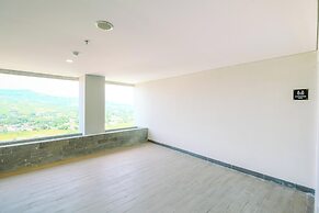 Cozy And Restful Studio Lrt City Sentul - Royal Sentul Park Apartment