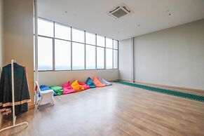 Cozy And Restful Studio Lrt City Sentul - Royal Sentul Park Apartment