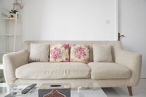 Restful And Modern 3Br At Daan Mogot City Apartment