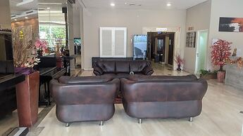 Cozy And Nice Studio At Great Western Apartment