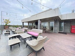 Good Homey Studio Apartment At Warhol (W/R) Residences