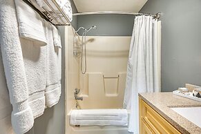 Murray Cabin w/ Hot Tub: Walk to Kentucky Lake!