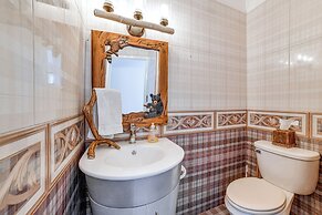 Massive Roscoe Retreat: Great for Large Groups!