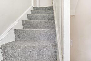 Pet-friendly Cincinnati Apt: 5 Mi to Downtown!