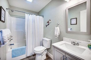 Kitty Hawk Apartment w/ Hot Tub - 1 Mi to Beach!