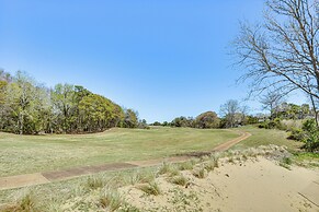 Kitty Hawk Apartment w/ Hot Tub - 1 Mi to Beach!