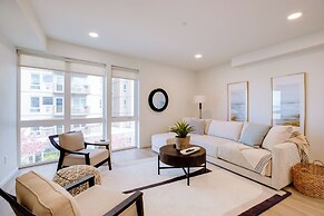 Luxe Seaside Vacation Rental: Walk Downtown!