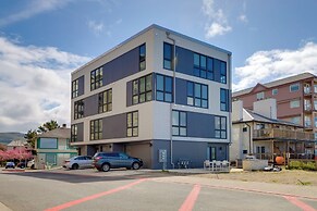 Luxe Seaside Vacation Rental: Walk Downtown!