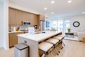 Luxe Seaside Vacation Rental: Walk Downtown!