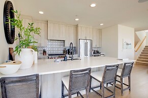 Seaside Vacation Rental: Walk to Beach & Downtown!