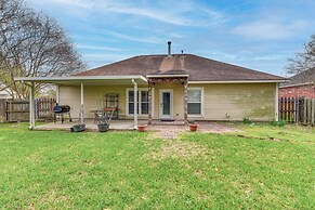 Baton Rouge Retreat w/ Patio, Grill & Fire Pit!