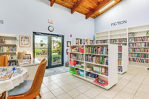 Fort Pierce Condo w/ Screened Porch: Walk to Beach